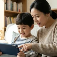 자녀에게 인터넷 사용을 알려주고 있는 엄마