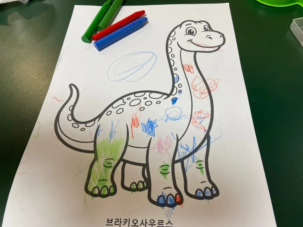 3~5세 공룡 색칠도안 브라키오사우루스를 44개월 아이가 완성한 실제 사용 사진 - AHAJAM